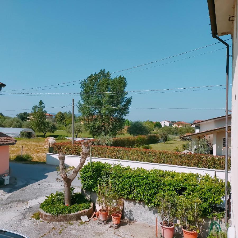 Agreable Maison En Triplex Avec Cours Interieure En Campagne Lucca Kültér fotó